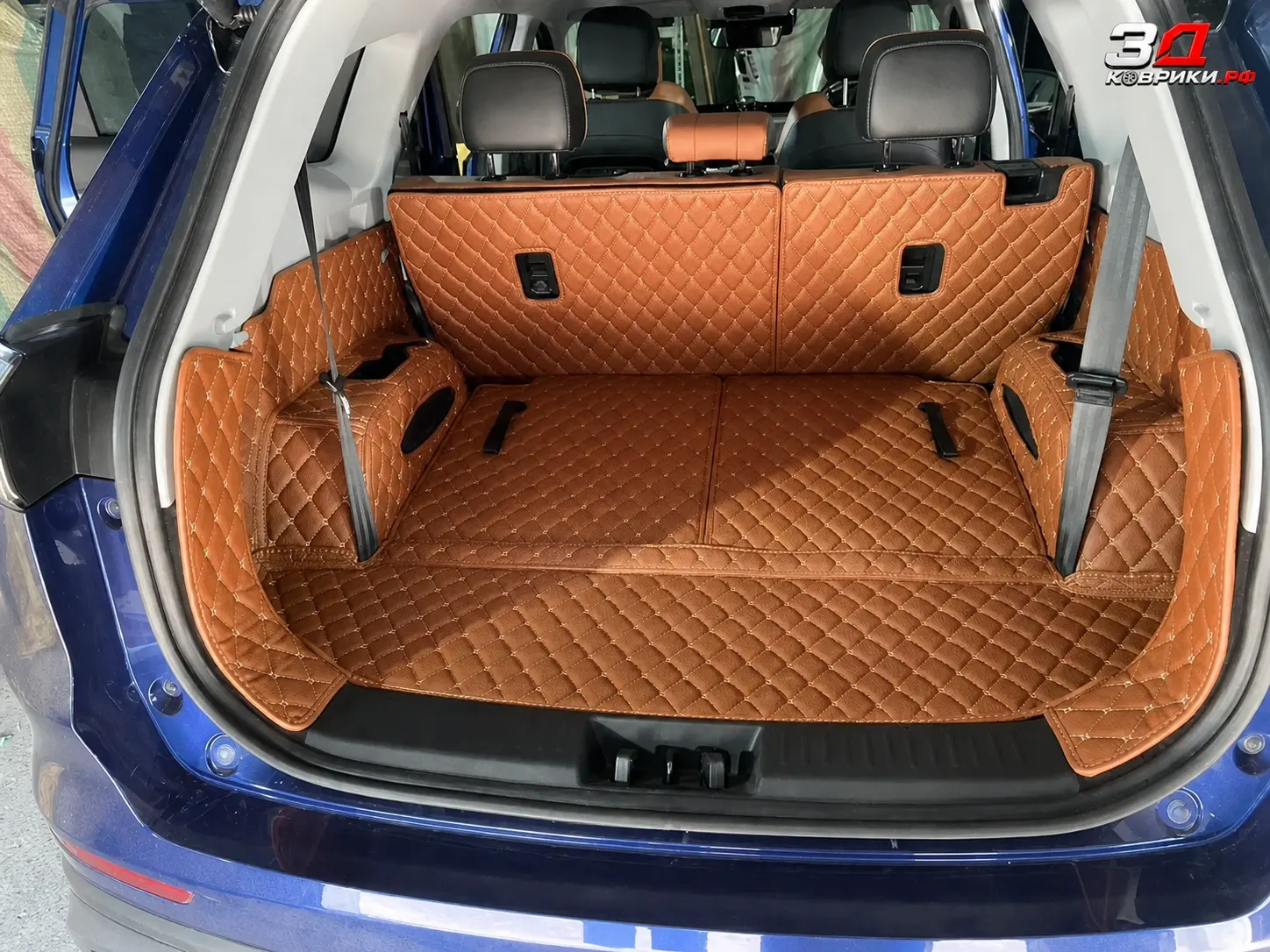 3D коврики Chery Tiggo 8, посадка коврика в салоне