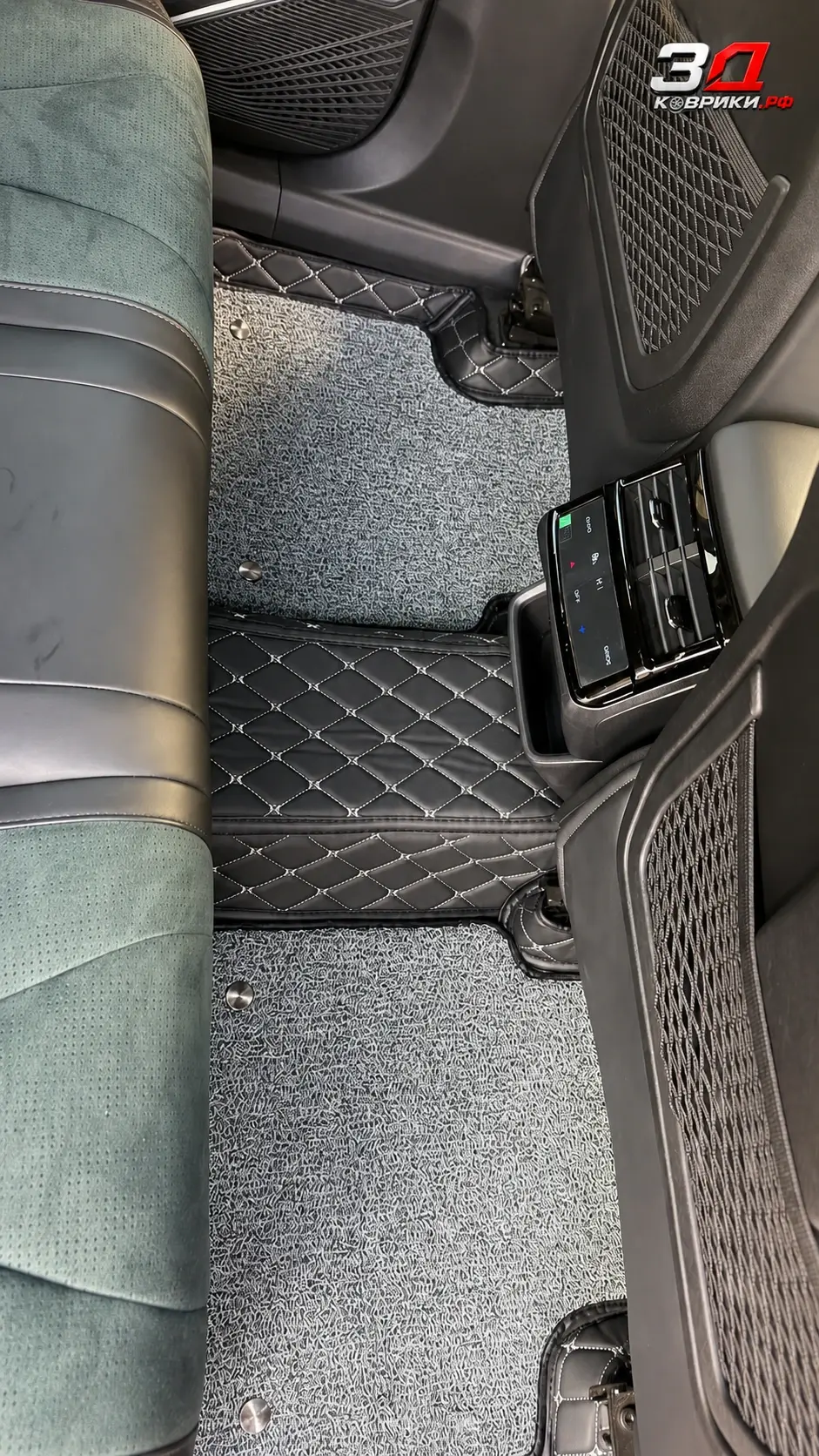 3D коврики Geely Monjaro, посадка коврика в салоне
