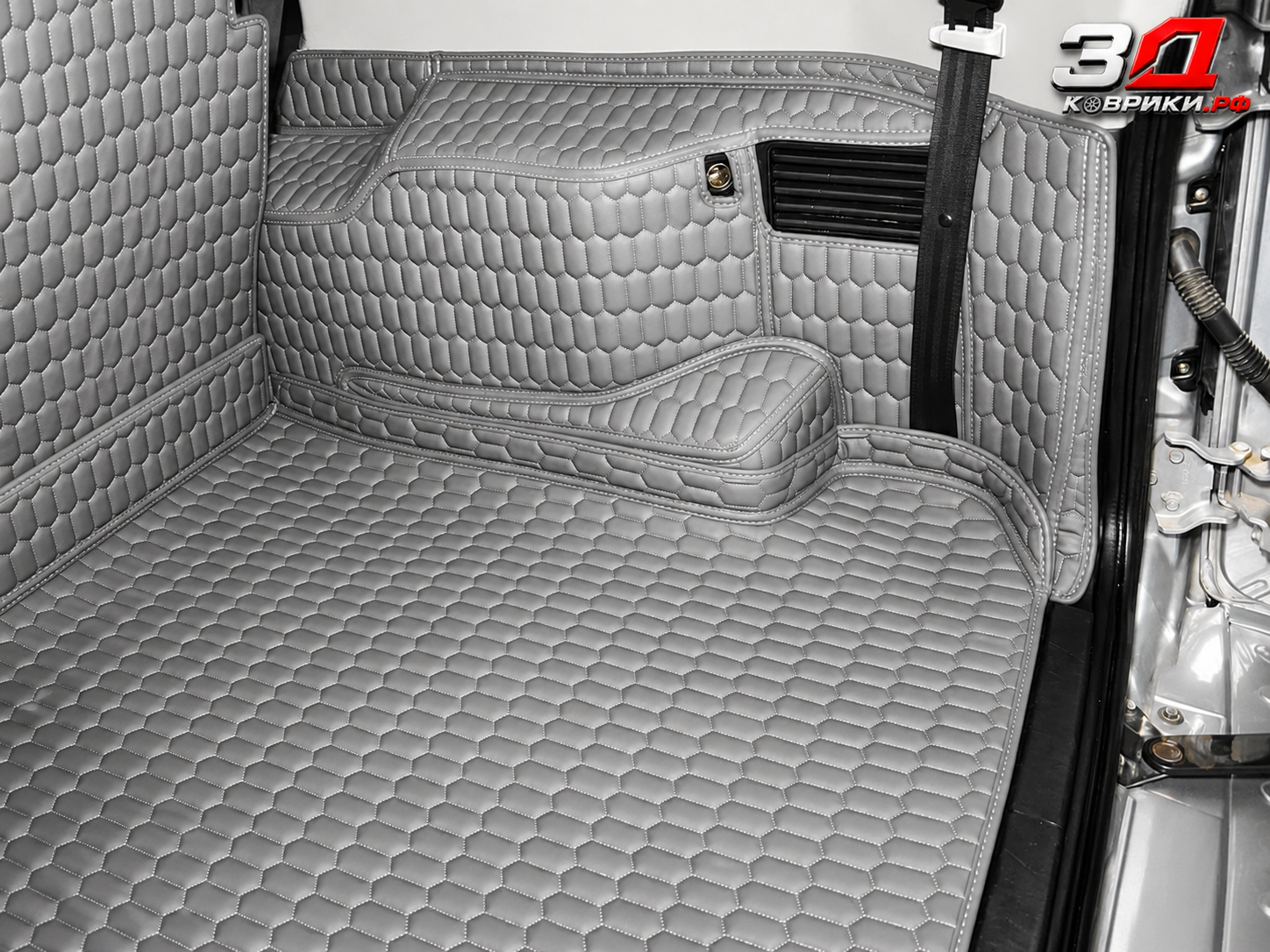 3D коврики Mitsubishi Pajero, посадка коврика в салоне