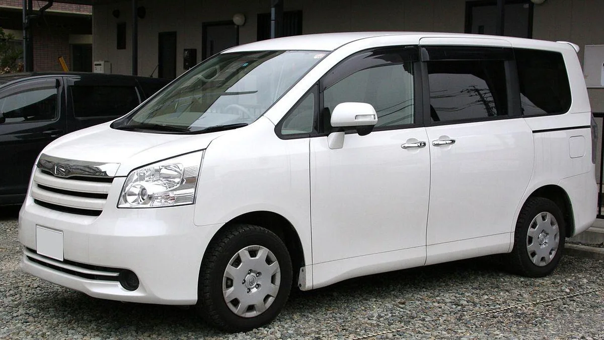 Toyota Noah R60 2001-2007 - фото автомобиля
