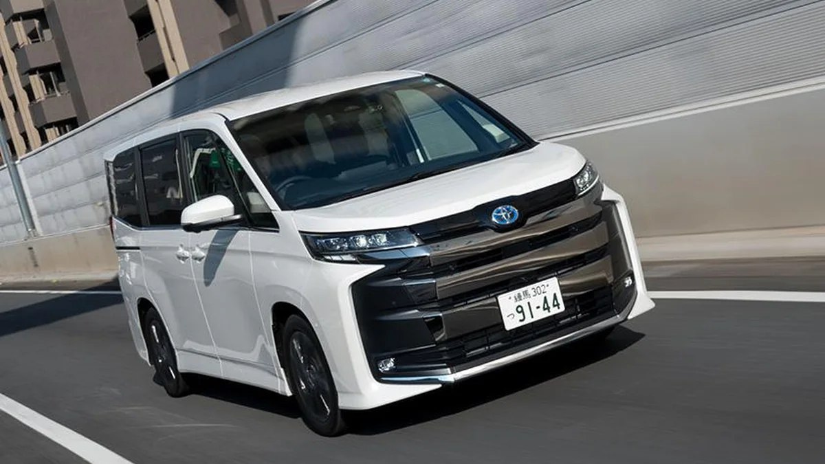 Toyota Noah R80 2014-2021 - фото поколения