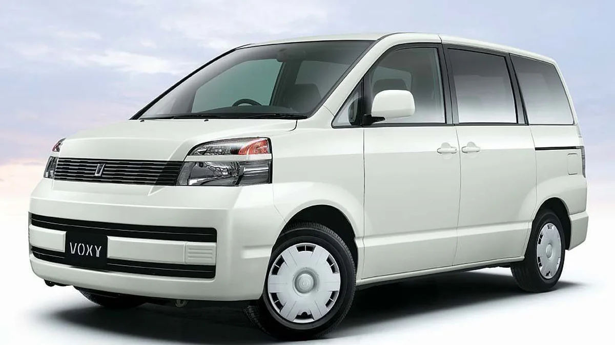 Toyota Voxy R60 2001-2007 - фото автомобиля