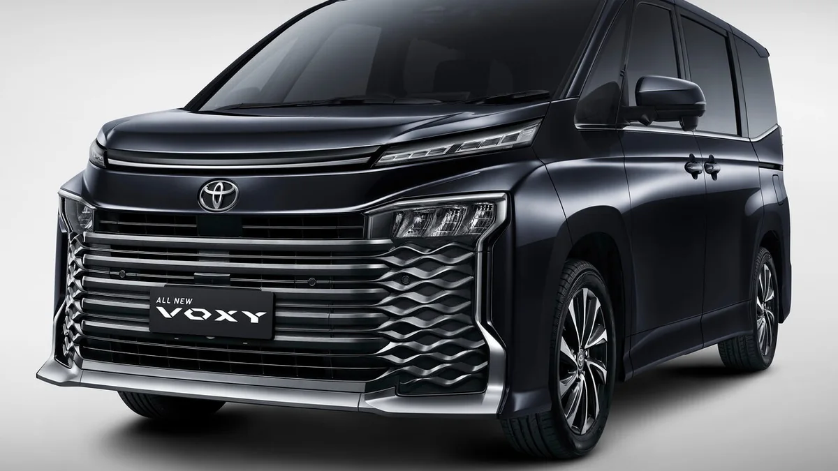 Toyota Voxy R90 2022-н.в. - фото поколения