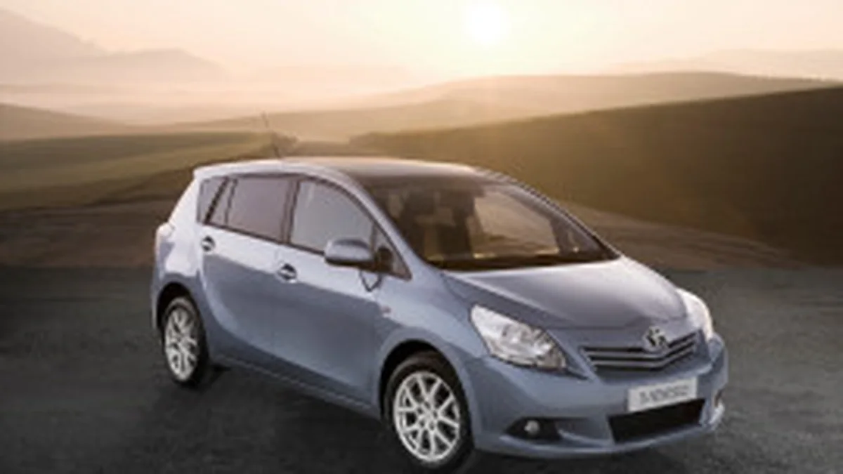 Toyota Voxy - фото модели Toyota